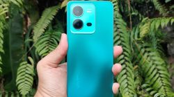 vivo V25 Hands On Back